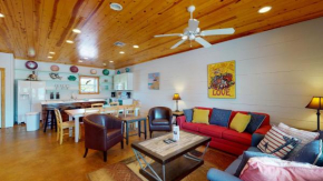 TC102 Townhome Located in Town, Close to beach, Shared Pool